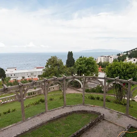 Azureo With Ocean View By Stadtlandnest شقة